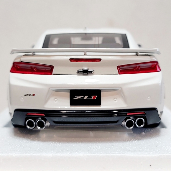 AUTOart Chevrolet Camaro ZL1 Summit White 1/18 Composite Diecast Model Car 71206 - Picture 2 of 16